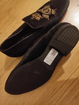 Mocasines ASOS negros con adornos dorados