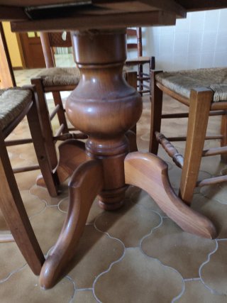 Mesa redonda madera con tres sillas