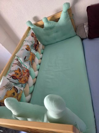 Cuna de madera con colchón