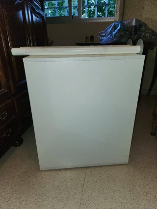 Tavolo da studio giovanile in legno bianco
