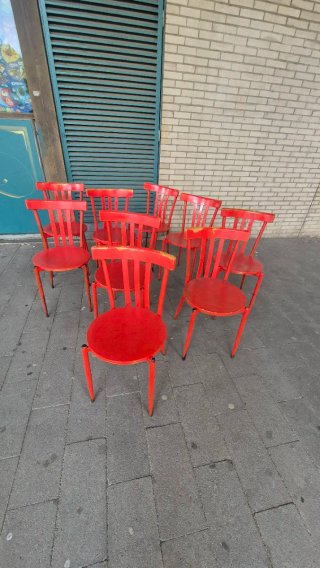 Sillas rojas de madera