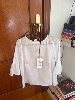 Blusa blanca con pompones rosas Talla XS