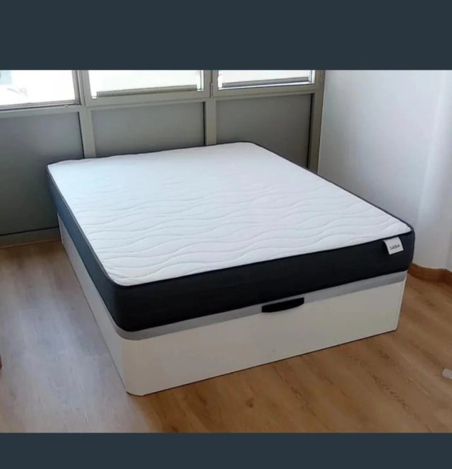 Canapés de madeira com base estofada em tecido 3D respirável, altura de 33 cm, cores disponíveis: Branco, Cereja, Wengue e Cambrian.