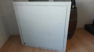 Mueble blanco con puertas de colores
