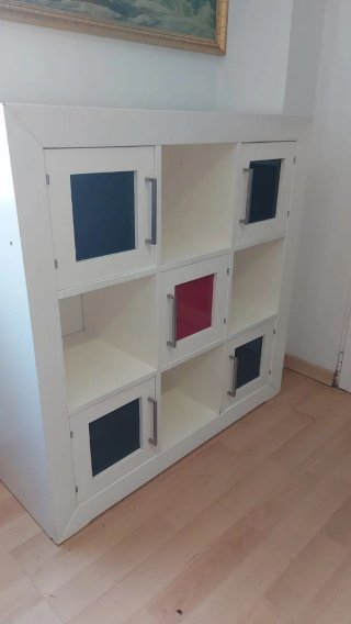 Mueble blanco con puertas de colores