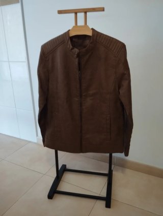 Chamarra Simil Piel Koroshi adornos en hombros.