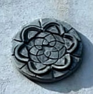 Escultura fibra de vidrio con mandalas.
