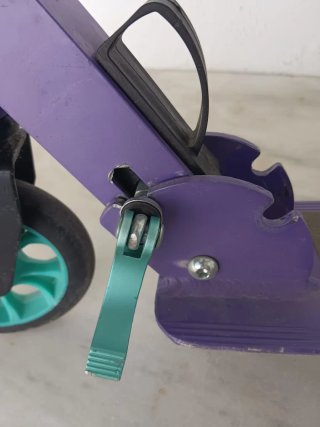 Patinete morado y verde