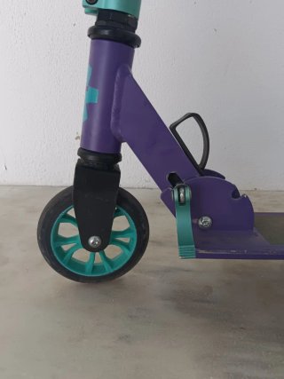 Patinete morado y verde