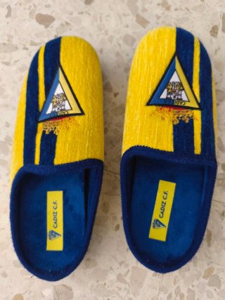 Zapatillas Cádiz CF sin prácticamente uso