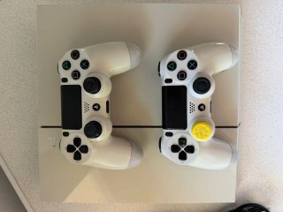 PS4 Blanca con 2 Mandos y Juegos
