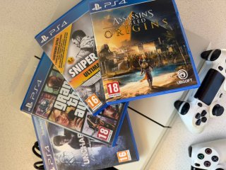 PS4 Blanca con 2 Mandos y Juegos