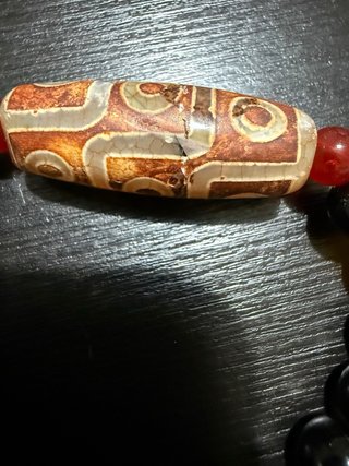 Pulsera con Dzi y cuentas de colores