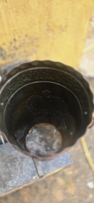 Paragüero antiguo de metal con águila