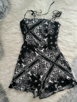 Mono corto tirantes estampado paisley