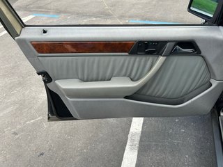 Mercedes-Benz 200E 1990