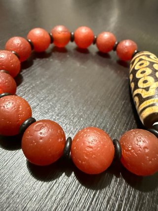 Pulsera Dzi con cuentas rojas