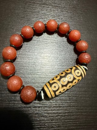 Pulsera Dzi con cuentas rojas