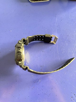 Reloj Shock Negro y Dorado Sin Usar