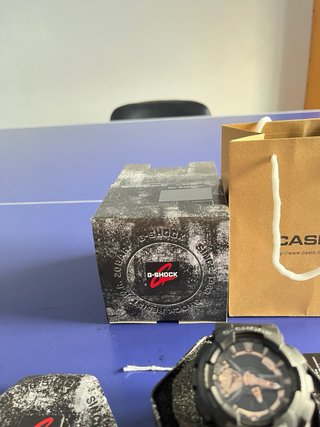 Reloj Shock Negro y Dorado Sin Usar