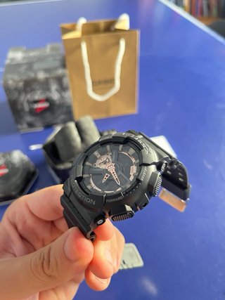 Reloj Shock Negro y Dorado Sin Usar