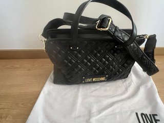 Mala Love Moschino preta acolchoada