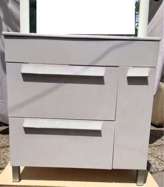 Mueble de baño, lavabo y espejo