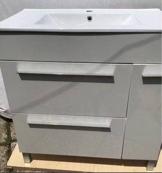 Mueble de baño, lavabo y espejo