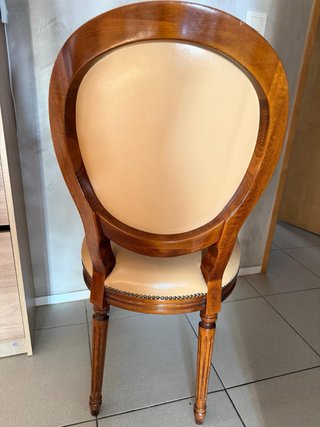 Mesa ovalada con 4 sillas