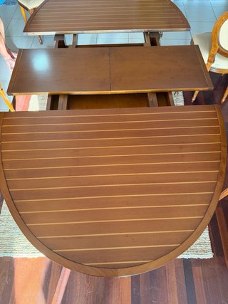 Mesa ovalada con 4 sillas