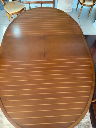 Mesa ovalada con 4 sillas