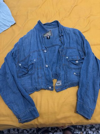 Ropa y botas en buen estado