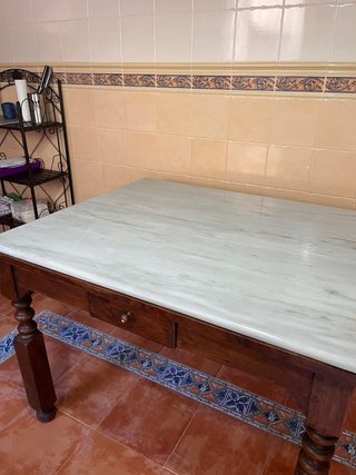 Mesa rústica madera patas torneadas y mármol