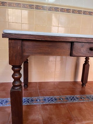 Mesa rústica madera patas torneadas y mármol