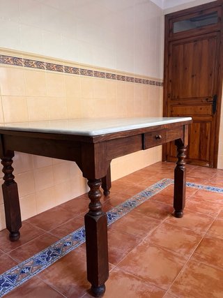 Mesa rústica madera patas torneadas y mármol