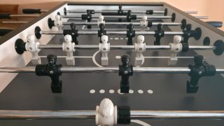 Futbolín de mesa rojo y negro nuevo.