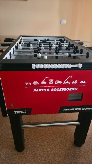 Futbolín de mesa rojo y negro nuevo.