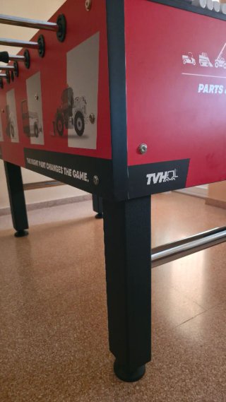 Futbolín de mesa rojo y negro nuevo.