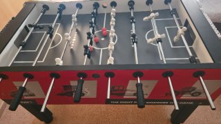 Futbolín de mesa rojo y negro nuevo.