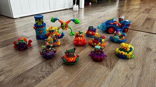 Camión Superthings y pack de + 50 muñequitos