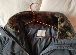 Chaquetón negro mujer con cuello de pelo
