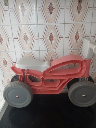 Moto correpasillos infantil rosa y gris