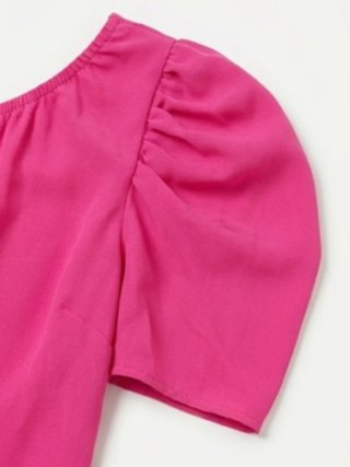 Top asimétrico rosa con lazada