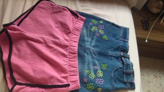Falda vaquera con flores y pantalones rosa