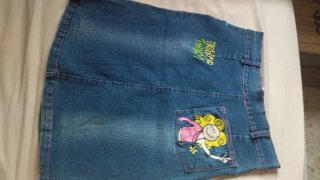 Falda vaquera con flores y pantalones rosa