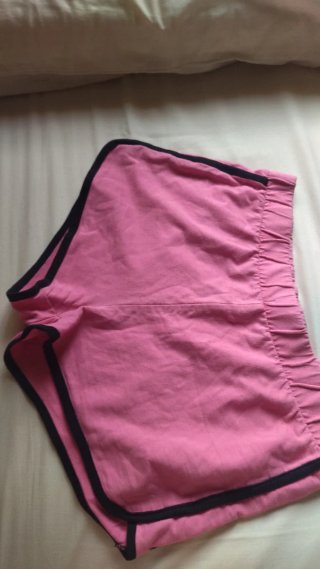 Falda vaquera con flores y pantalones rosa