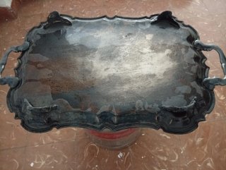 Bandeja vintage grabada con asas