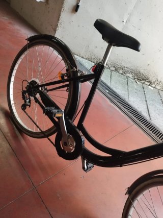 Bicicleta da passeggio nera