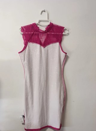 Vestido rosa con encaje y estampado salpicado