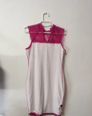 Vestido rosa con encaje y estampado salpicado